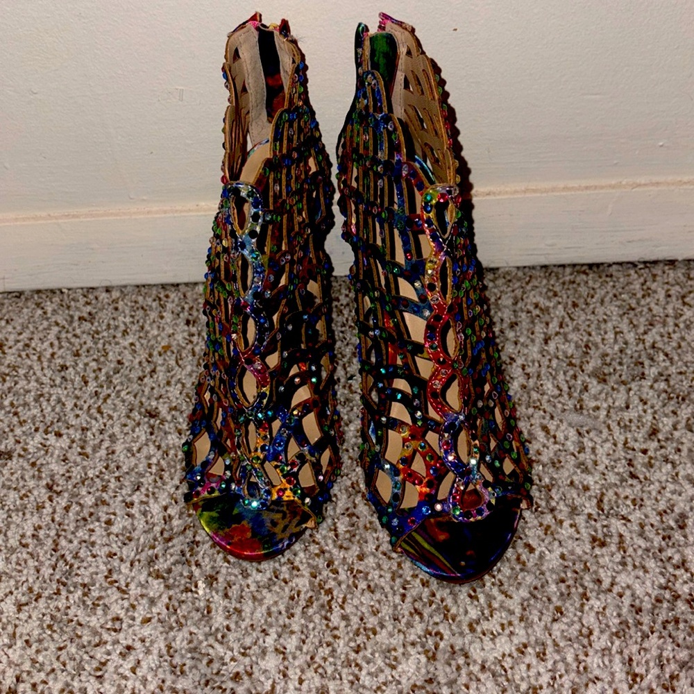 New Zigi Soho beautiful cut out shoes. Cleaning out closet.